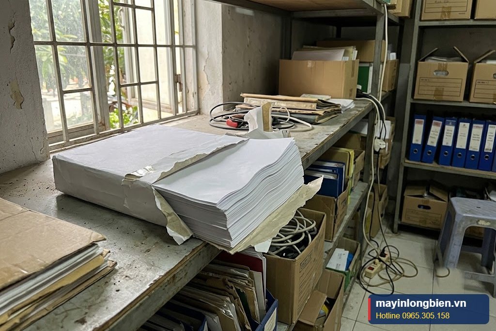 Ram giấy để mở bị ẩm, cong mép gây nhăn khi in Ram giấy để mở bị ẩm, cong mép gây nhăn khi in