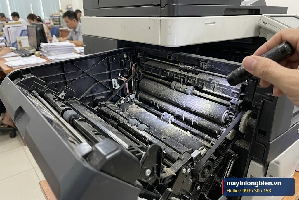 Con lăn bộ đảo mặt máy photocopy bám bụi giấy cần vệ sinh Con lăn bộ đảo mặt máy photocopy bám bụi giấy cần vệ sinh