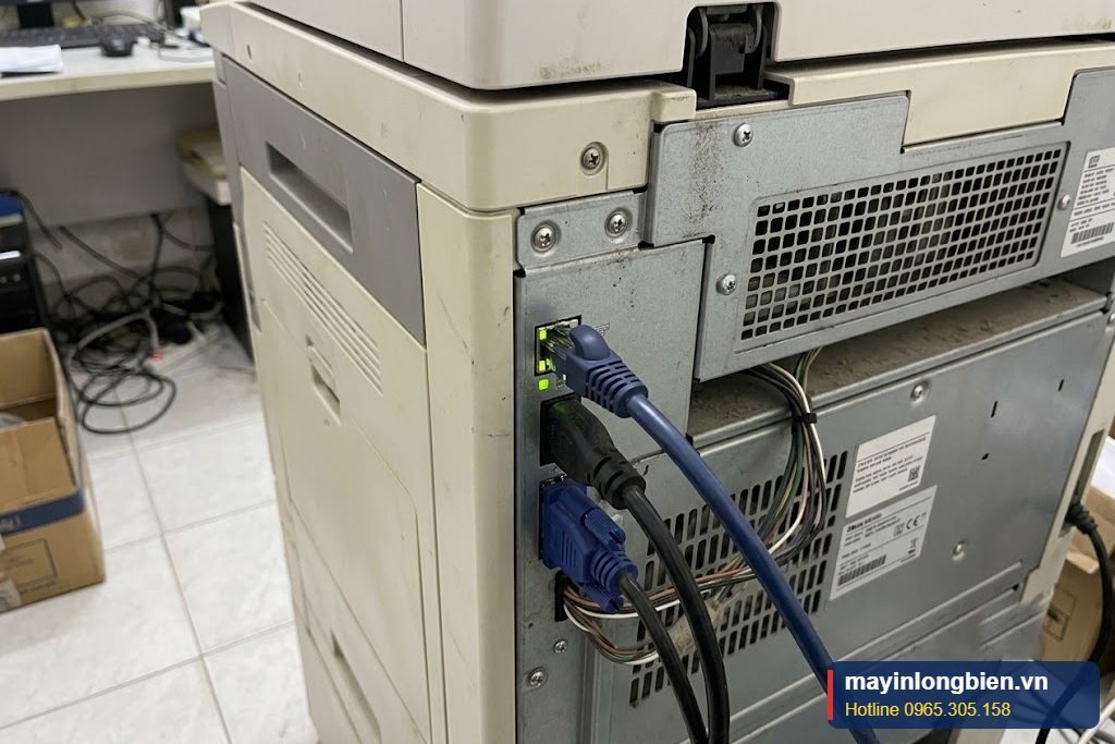 Dây mạng LAN cắm vào cổng mạng phía sau máy photocopy Dây mạng LAN cắm vào cổng mạng phía sau máy photocopy
