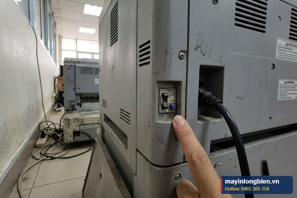 Aptomat chống giật (cầu dao rò điện) phía sau máy photocopy