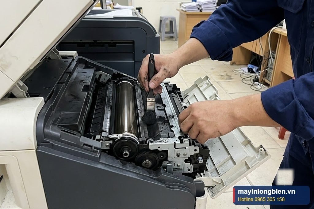 Vệ sinh dây sạc, khe laser máy photocopy