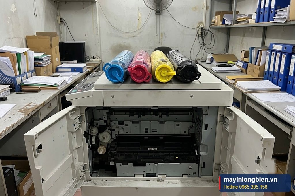 Các hộp mực màu xanh, đỏ, vàng, đen của máy photocopy màu