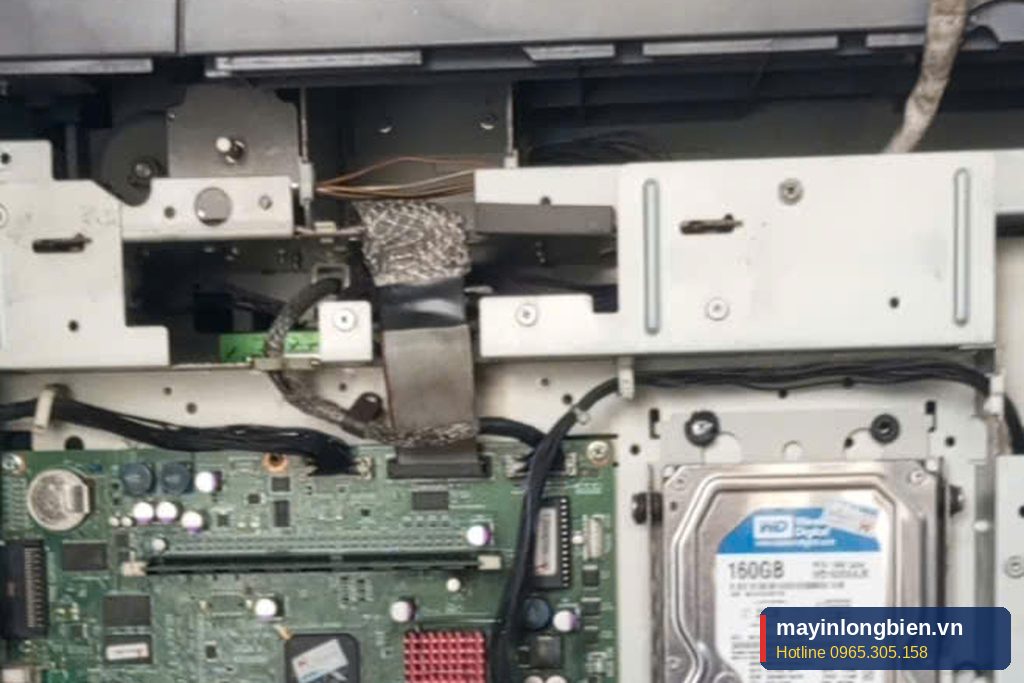 Mặt sau máy photocopy Toshiba mở nắp, lộ mainboard và ổ cứng để kiểm tra
