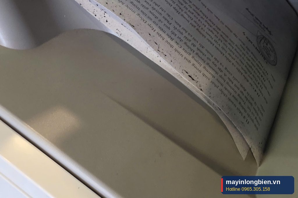 Bản in bị bẩn ngay tại khay ra giấy của máy Ricoh, dấu hiệu cần vệ sinh và thay cụm trống