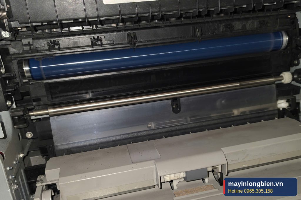 Cụm trống và trục chuyển ảnh máy Ricoh MP 2014D khi mở nắp kiểm tra