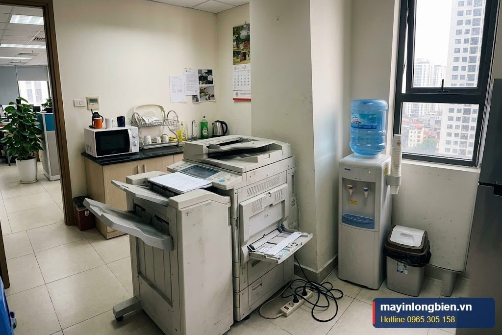 Máy photocopy đặt ở góc pantry văn phòng tòa nhà