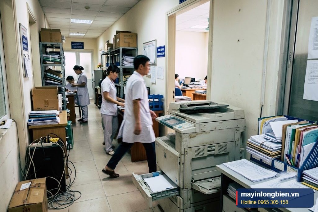 Máy photocopy tại phòng hành chính bệnh viện chạy liên tục Máy photocopy tại phòng hành chính bệnh viện chạy liên tục