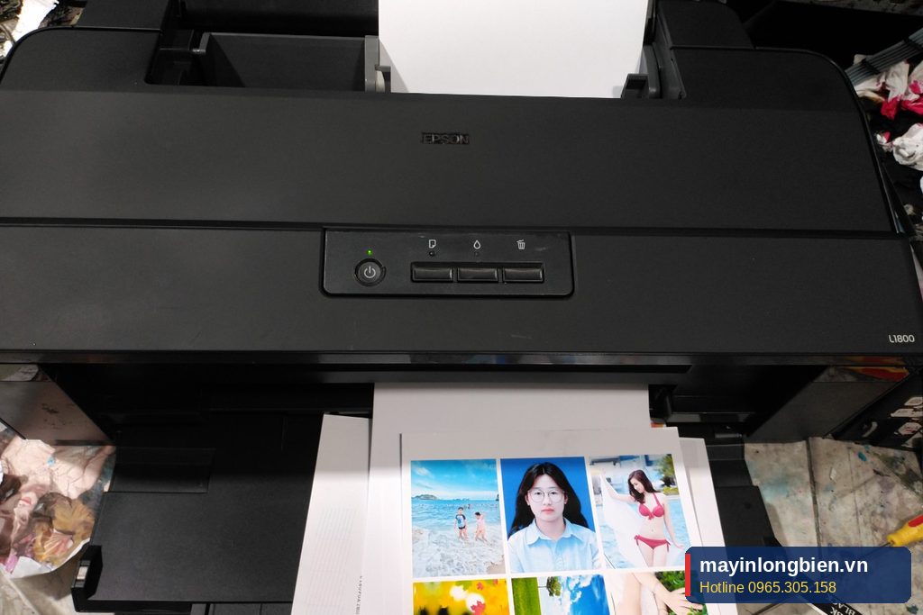 Máy in phun màu đang in ảnh tại cửa hàng