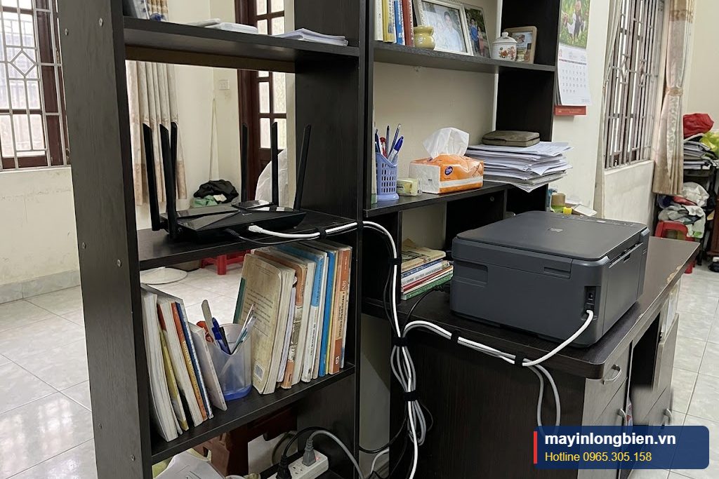 Modem wifi văn phòng và máy in đặt gần nhau để kết nối ổn định Modem wifi văn phòng và máy in đặt gần nhau để kết nối ổn định