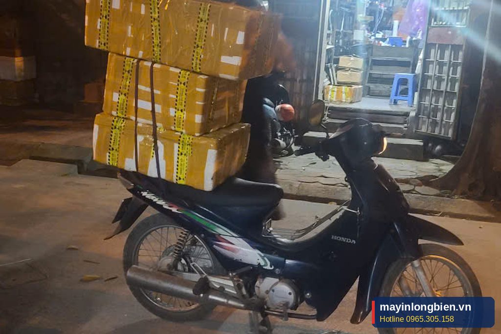 Giao máy in cũ đã kiểm tra cho khách bằng xe máy