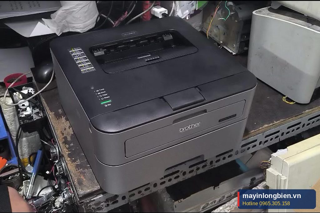 Máy in Brother cũ sau khi lắp hộp mực, chạy thử trước khi giao