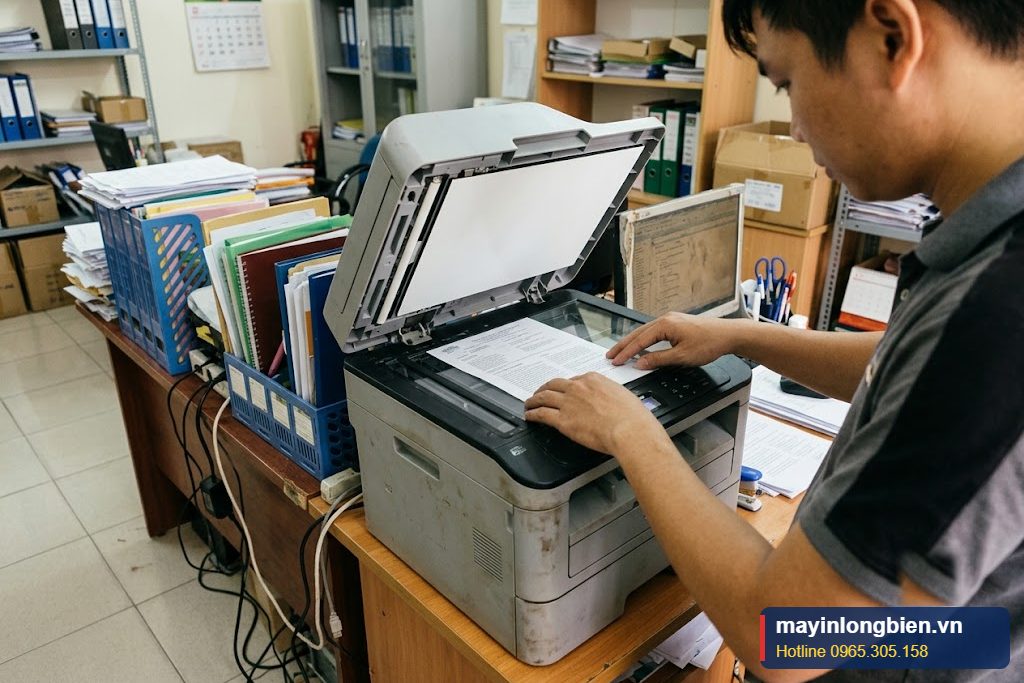 Scan tài liệu trên mặt kính của máy in đa năng tại văn phòng Scan tài liệu trên mặt kính của máy in đa năng tại văn phòng