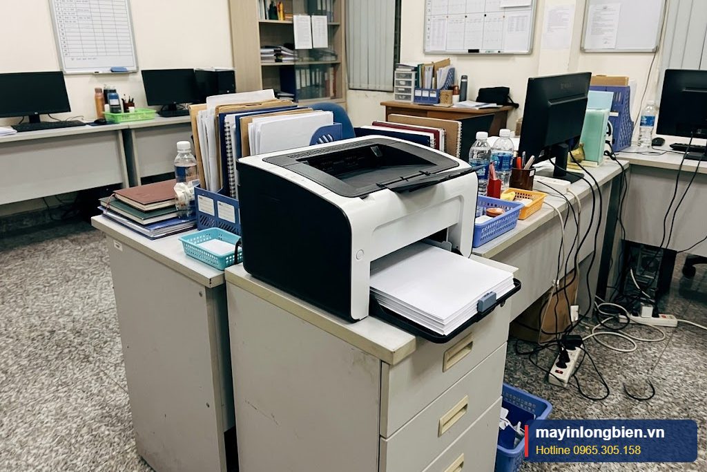 Máy in laser văn phòng đặt trên tủ hồ sơ
