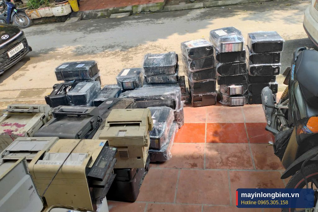 Máy in cũ xếp hàng chờ kiểm tra tại kho Máy in cũ xếp hàng chờ kiểm tra tại kho