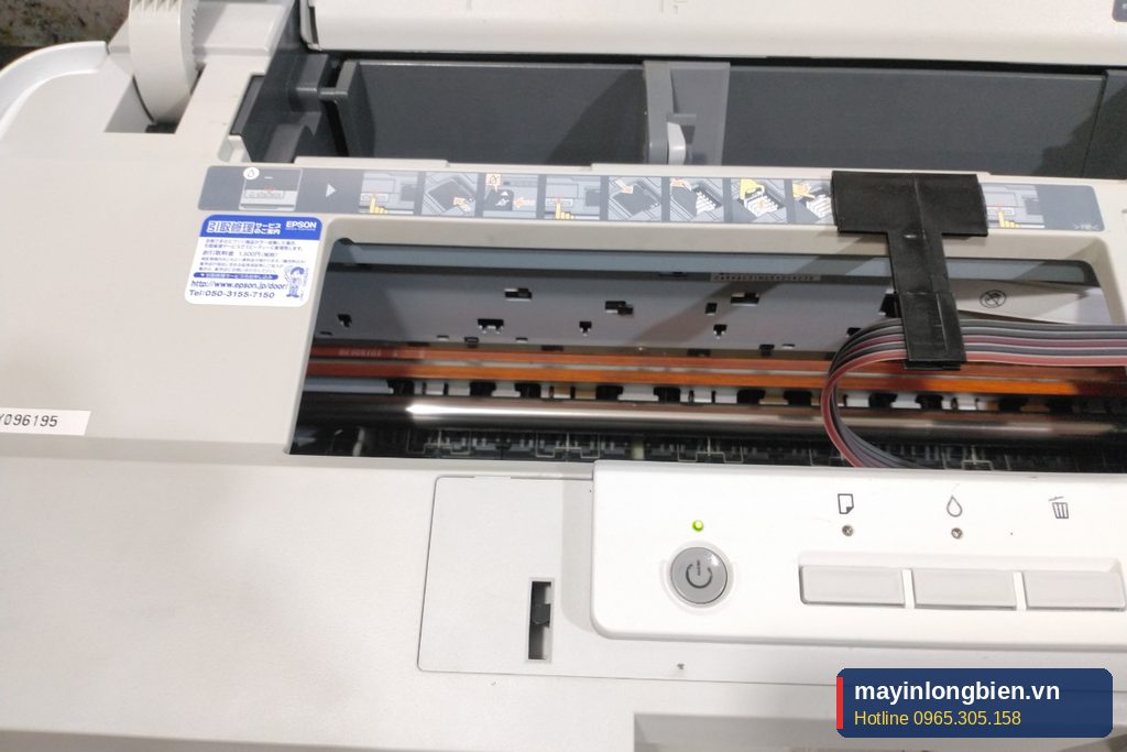 Cụm dẫn mực và đầu in máy Epson được kiểm tra trước khi lắp mực ngoài