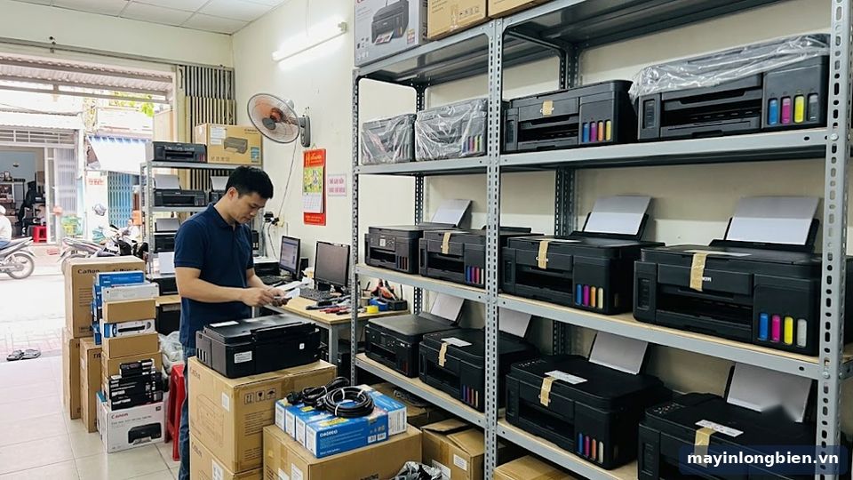 Máy in phun màu mới và cũ tại kho Thần Vũ