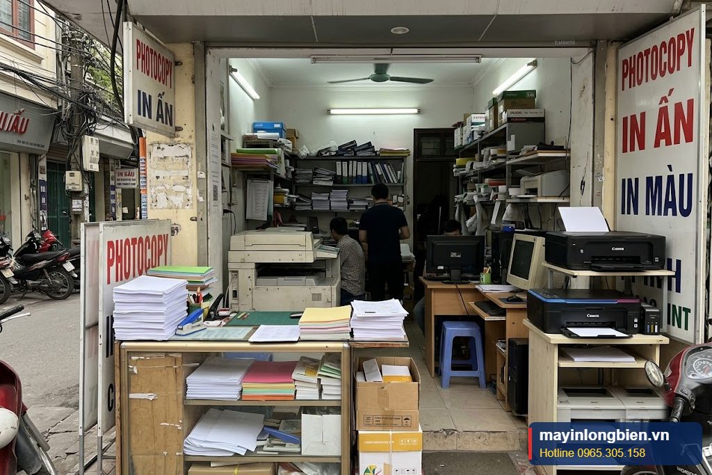 Cửa hàng photocopy nhỏ với máy photocopy, máy in và quầy phục vụ Cửa hàng photocopy nhỏ với máy photocopy, máy in và quầy phục vụ