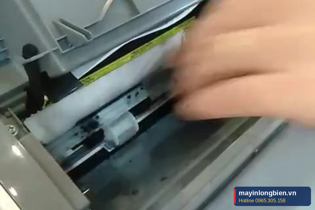 Kỹ thuật viên lấy giấy kẹt máy in Canon 2900