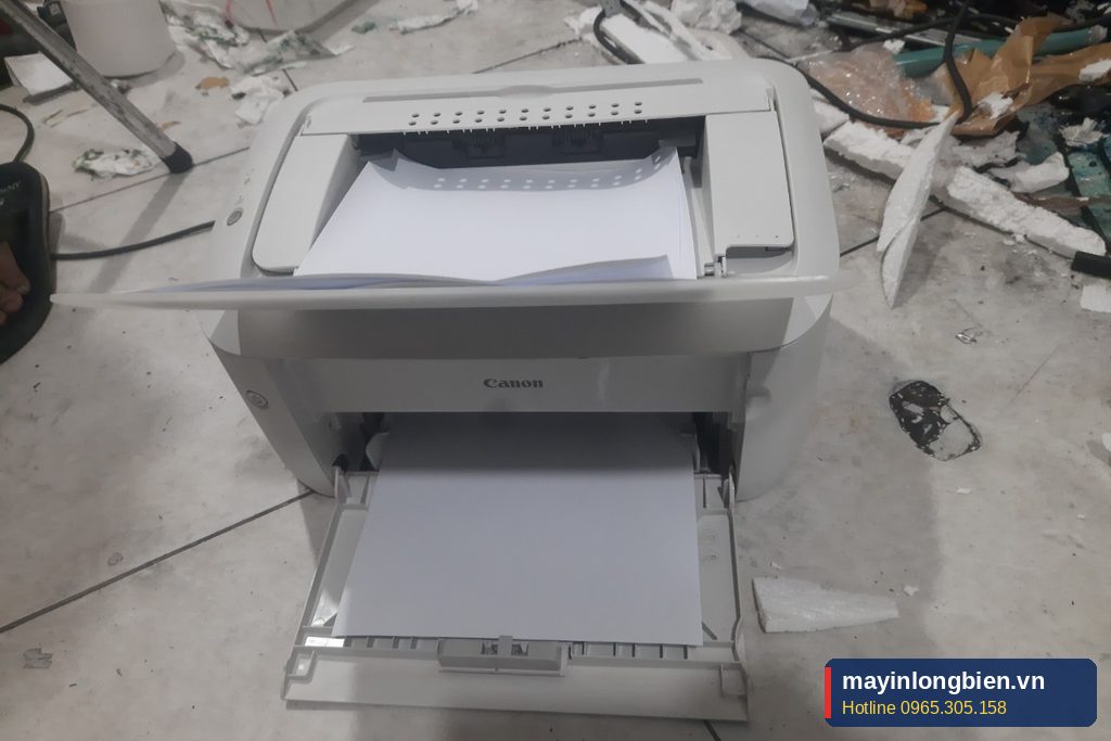 Máy in Canon 2900 mở khay giấy, sẵn sàng in thử