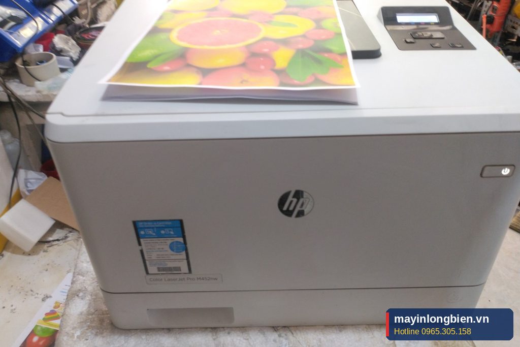 Máy in laser màu HP đang được kiểm tra hộp mực