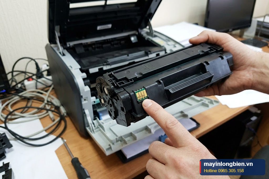 Tháo hộp mực HP để kiểm tra tiếp điểm chip
