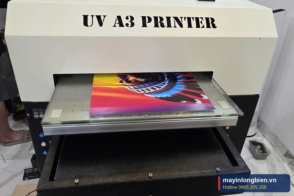 Bàn in của máy UV A3 với tấm vật liệu in màu Bàn in của máy UV A3 với tấm vật liệu in màu
