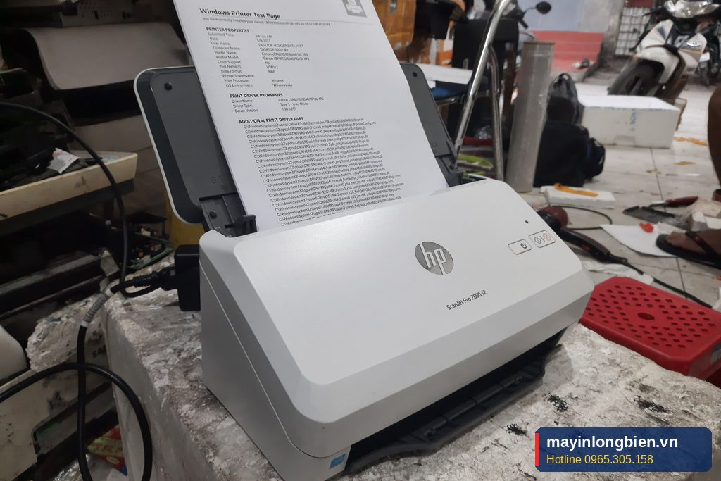 Máy scan nạp giấy tự động đang scan tài liệu văn phòng Máy scan nạp giấy tự động đang scan tài liệu văn phòng