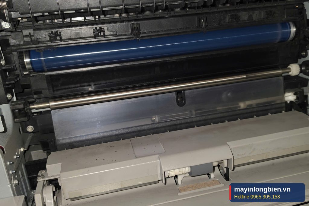 Kiểm tra cụm trống bên trong máy photocopy cũ Kiểm tra cụm trống bên trong máy photocopy cũ