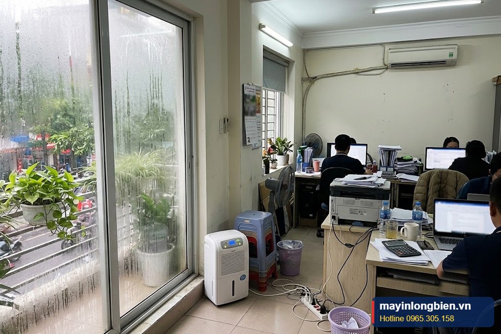 Văn phòng mùa nồm ẩm với máy tính và máy in Văn phòng mùa nồm ẩm với máy tính và máy in