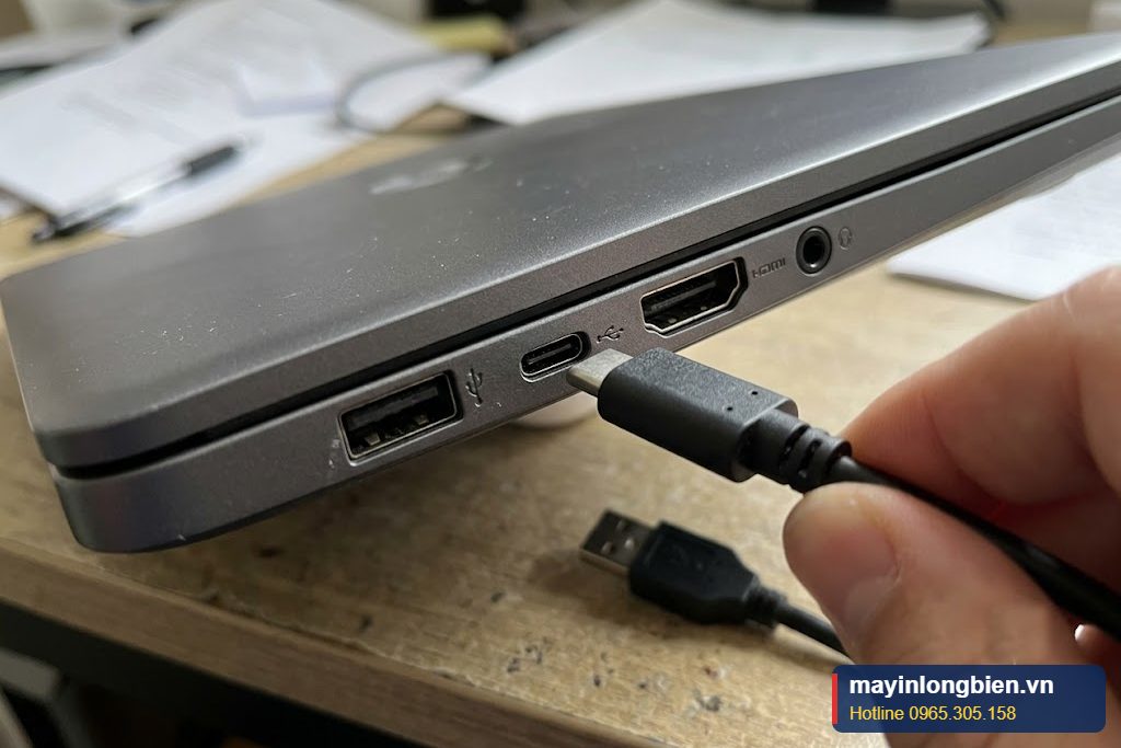 Các cổng kết nối USB, HDMI trên cạnh laptop Các cổng kết nối USB, HDMI trên cạnh laptop