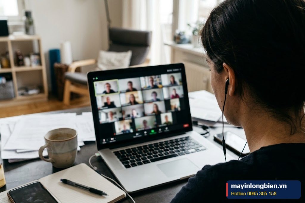 Laptop văn phòng dùng họp trực tuyến Laptop văn phòng dùng họp trực tuyến