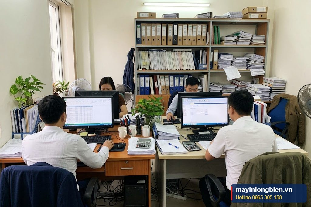Phòng kế toán dùng máy tính để bàn Phòng kế toán dùng máy tính để bàn