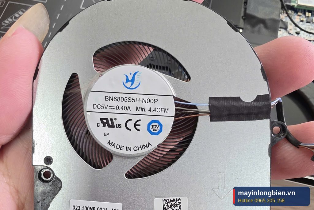 Quạt tản nhiệt laptop bám bụi được tháo ra để vệ sinh