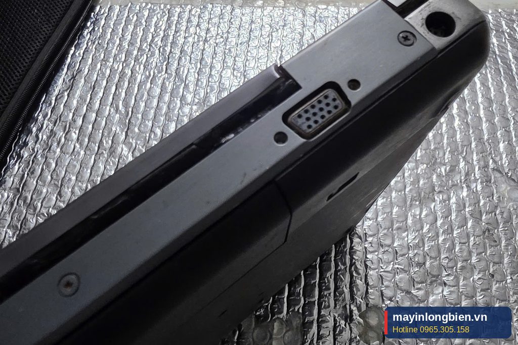Bản lề laptop bị bung, nguyên nhân hay gây đứt cáp màn hình Bản lề laptop bị bung, nguyên nhân hay gây đứt cáp màn hình