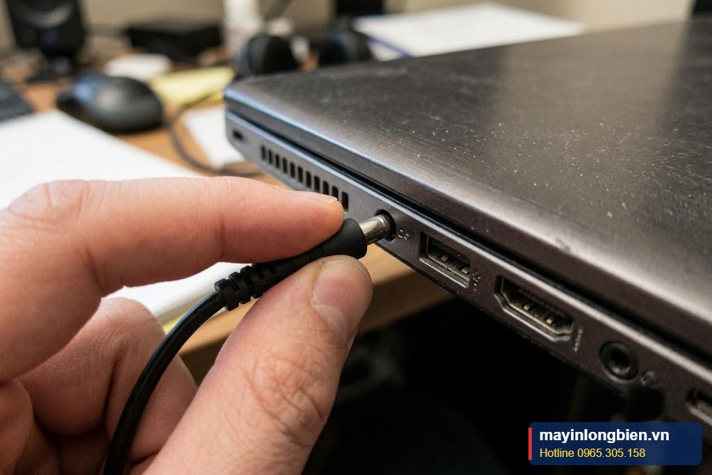Kiểm tra chân sạc laptop bị lỏng Kiểm tra chân sạc laptop bị lỏng