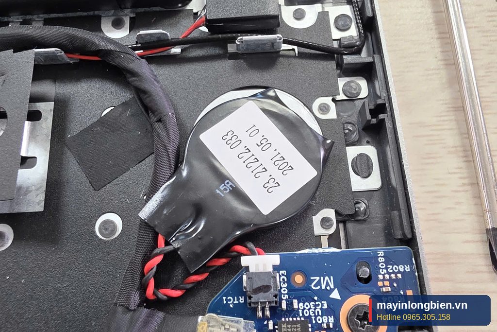 Bên trong laptop với quạt và mainboard trước khi vệ sinh
