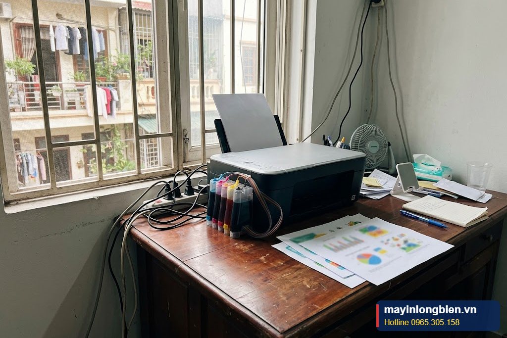 Máy in phun màu bình mực ngoài đặt trên bàn làm việc, cần in định kỳ để không tắc đầu phun