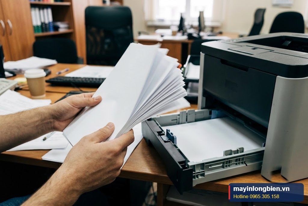 Kiểm tra giấy trước khi xếp vào khay máy in