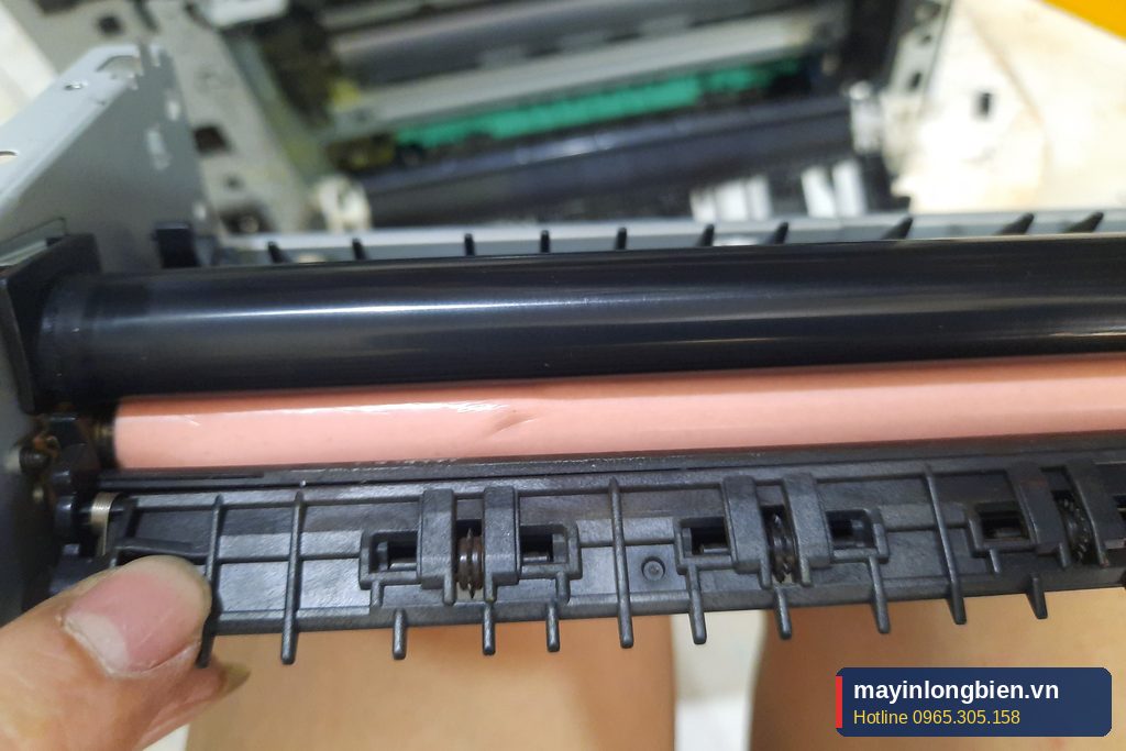 Lô sấy máy in laser được kiểm tra khi bảo dưỡng Lô sấy máy in laser được kiểm tra khi bảo dưỡng