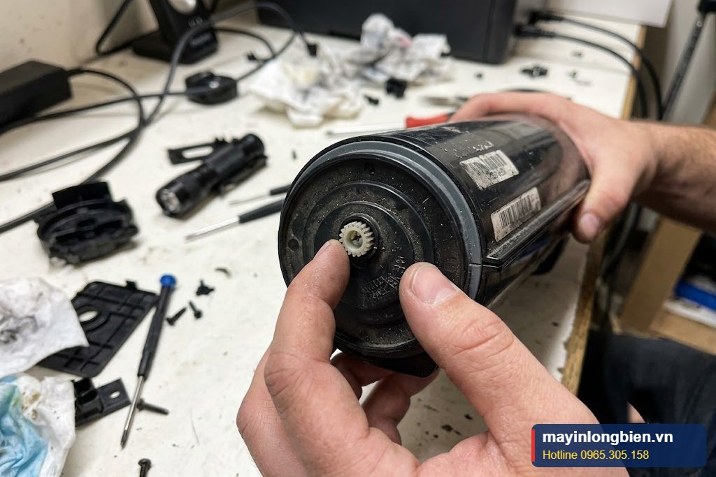 Hộp mực laser với bánh răng reset ở cạnh hộp Hộp mực laser với bánh răng reset ở cạnh hộp