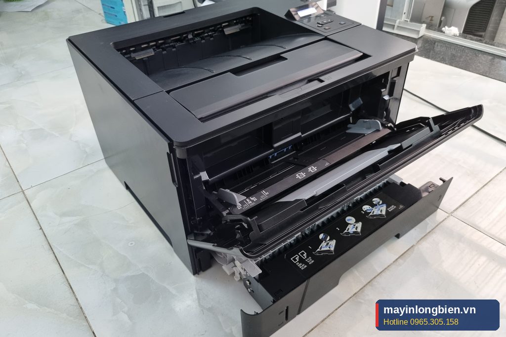 Mở nắp máy in laser để kiểm tra hộp mực