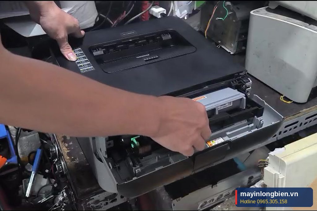Tháo hộp mực máy in Brother ra để vệ sinh và đổ mực