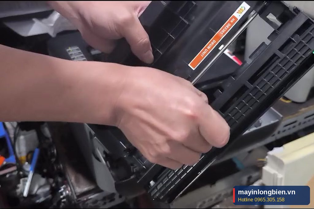 Máy in Brother sau khi vệ sinh, lắp hộp mực in thử Máy in Brother sau khi vệ sinh, lắp hộp mực in thử