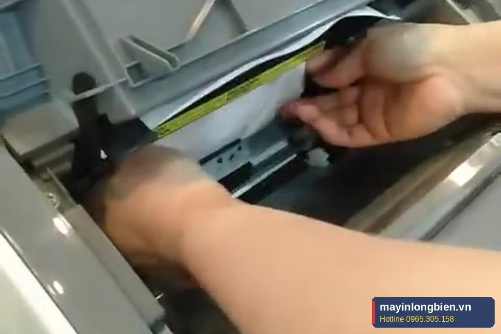 Lấy giấy kẹt trong máy in Canon 2900 tại văn phòng khách Lấy giấy kẹt trong máy in Canon 2900 tại văn phòng khách