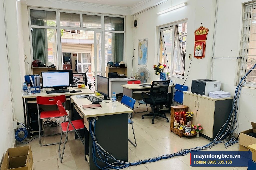 Văn phòng mới được lắp đặt máy tính, máy in Văn phòng mới được lắp đặt máy tính, máy in