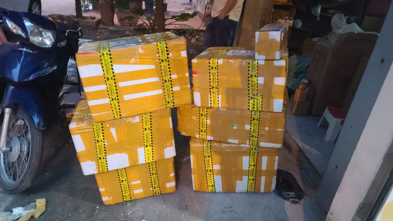 Kiện hàng máy in đóng thùng xốp, quấn băng dính hàng dễ vỡ