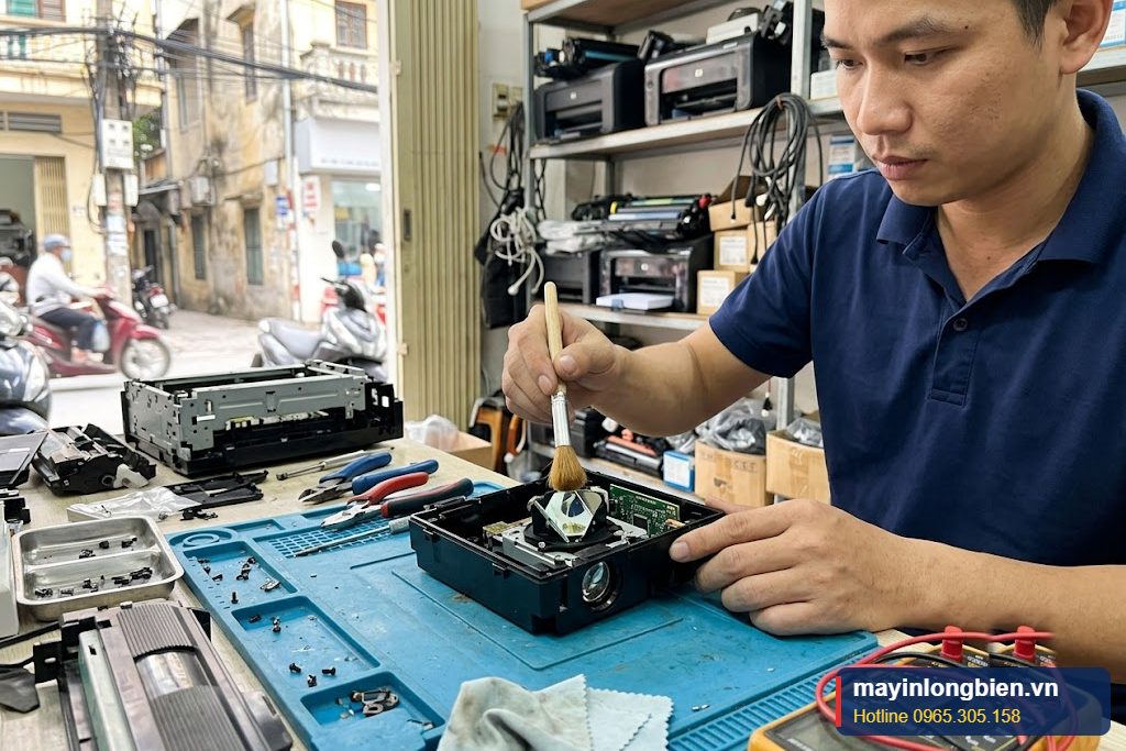 Hộp quang hộp laser máy in mở nắp trên bàn kỹ thuật, cạnh dụng cụ vệ sinh