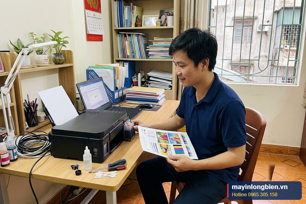 Kỹ thuật viên Thần Vũ in thử trang màu trên máy in phun A4 sau khi sửa