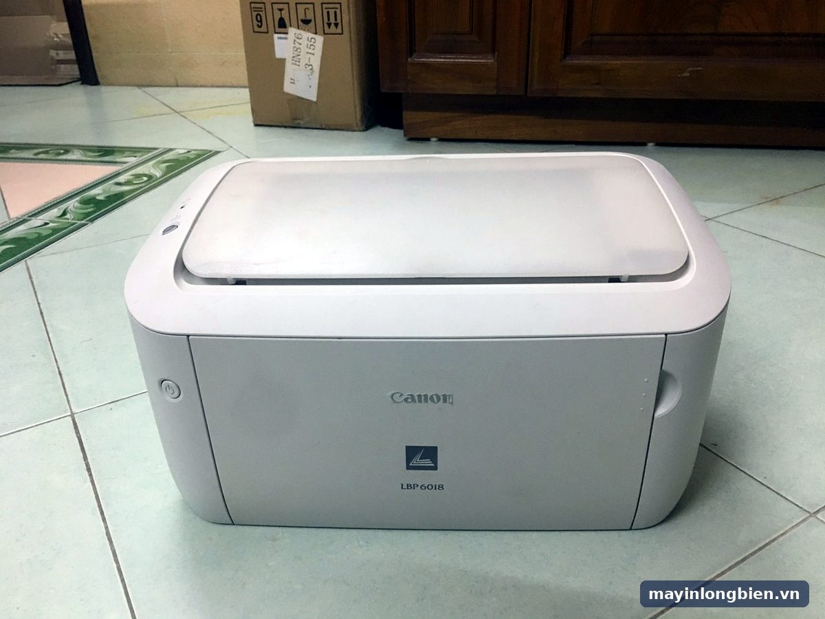 Mặt trước Canon LBP 6018L cũ – vỏ máy sạch, nắp trên nguyên vẹn