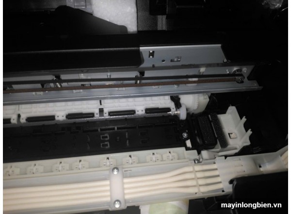 may-in-epson-l220-cu-ben-trong-day-dan-muc